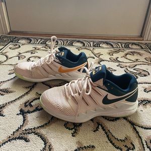 Nike women’s tennis shoes. Size 8.